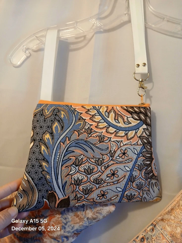 Nuevo maquillaje cosméticos artículos de tocador bolsas de satén de viaje muñequera colgante flores Foto 4 de 4