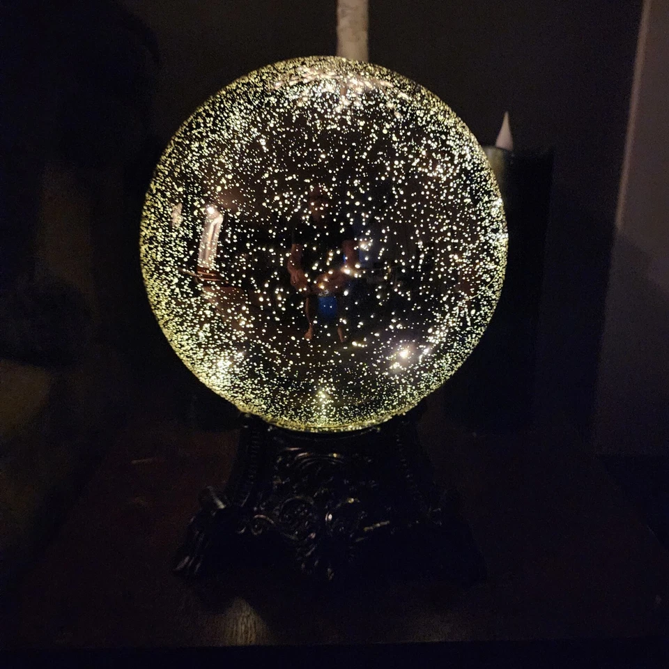 Bola de cristal iluminada Martha Stewart 11" con soporte de resina plateada negra decoración del hogar Foto 2 de 4