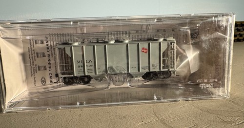 Kadee Cars HO PS-2, tolva de cubierta de 2 bahías, Milw, Milwaukee Road #98925 | Condition: New