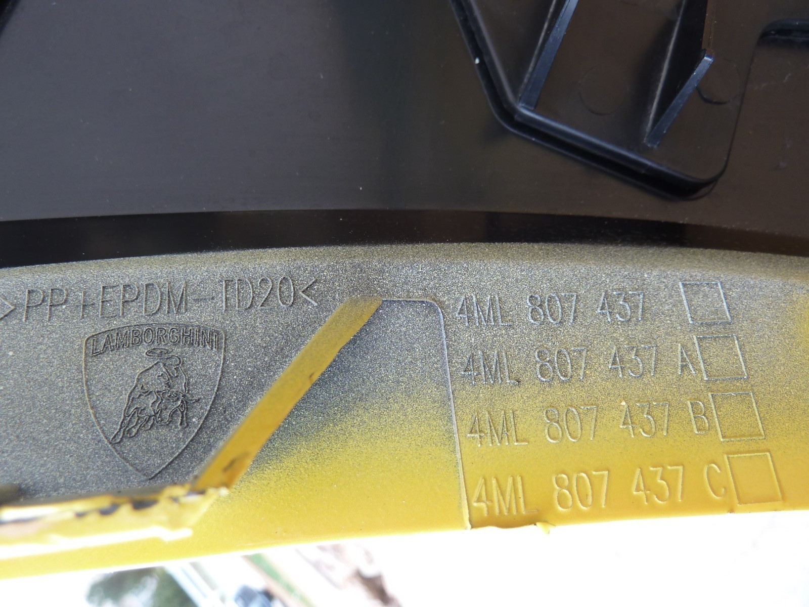 19-23 Lamborghini Urus Front Upper Bumper Cover Skin OEM Yellow Facia Damaged