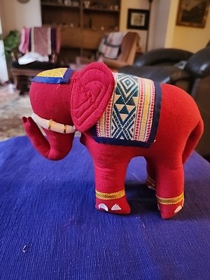 RED Embroidered Elephant 6''BY 8'' BEAUTIFUL AND IN GREAT CONDITION! A+