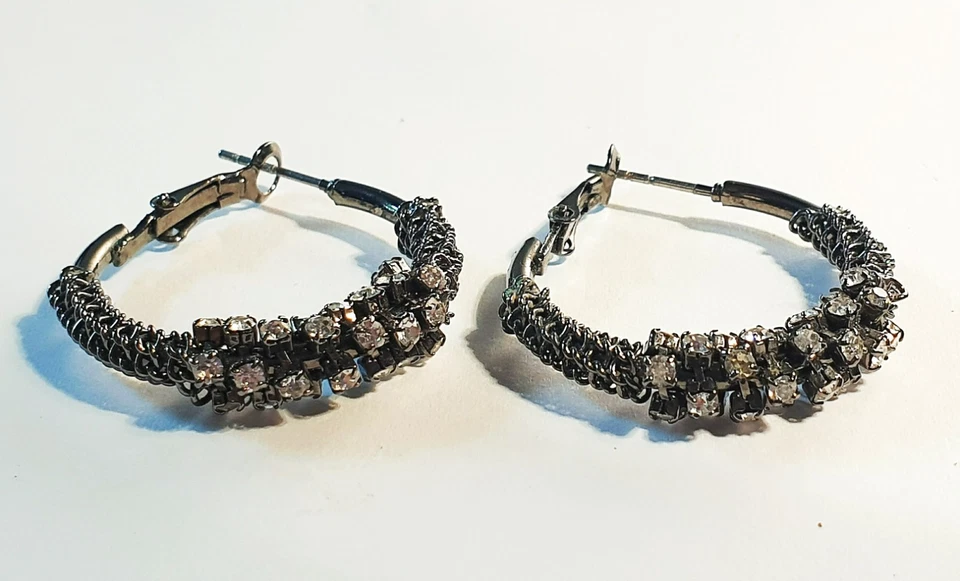 Pendientes de aro Simply Vera/Vera Wang con textura gris metal pistola cristales brillantes de 1" Foto 4 de 4