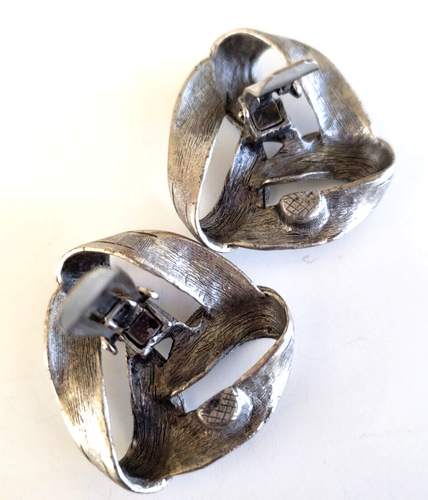 Vintage Ribbon Knot Black Enamel Textured Silver Tone Clip Earrings 1-3/8" - Picture 4 of 4