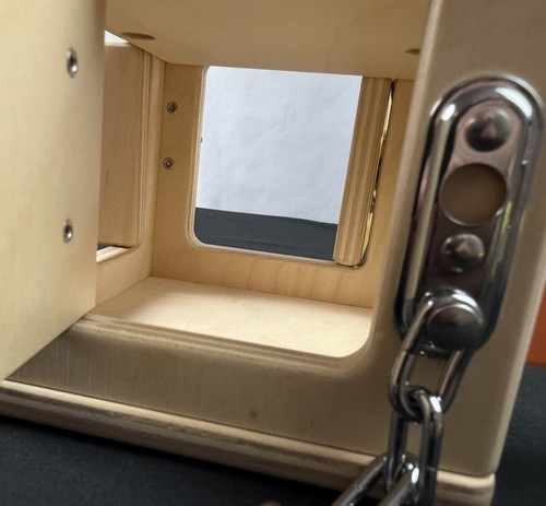 Caja de seguridad de madera Lovevery juguete Montessori niño pequeño habilidades motoras finas cubo de actividad - Imagen 8 de 9