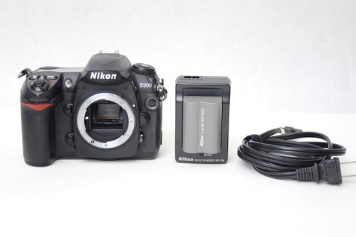 Reflex Numérique DSLR NIKON D200 10,2Mpix + 5 BATTERIES/CHARGEUR/SANGLE/ BOITE