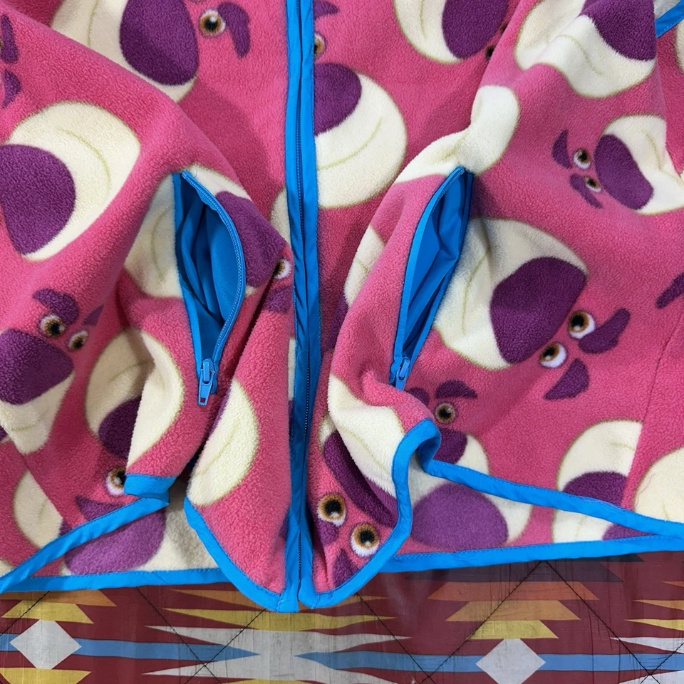 Chaleco Disney Pixar Toy Story Lotso Rosa Vellón Cremallera Completa Talla Grande Para Mujer Talla 2X Foto 4 de 4