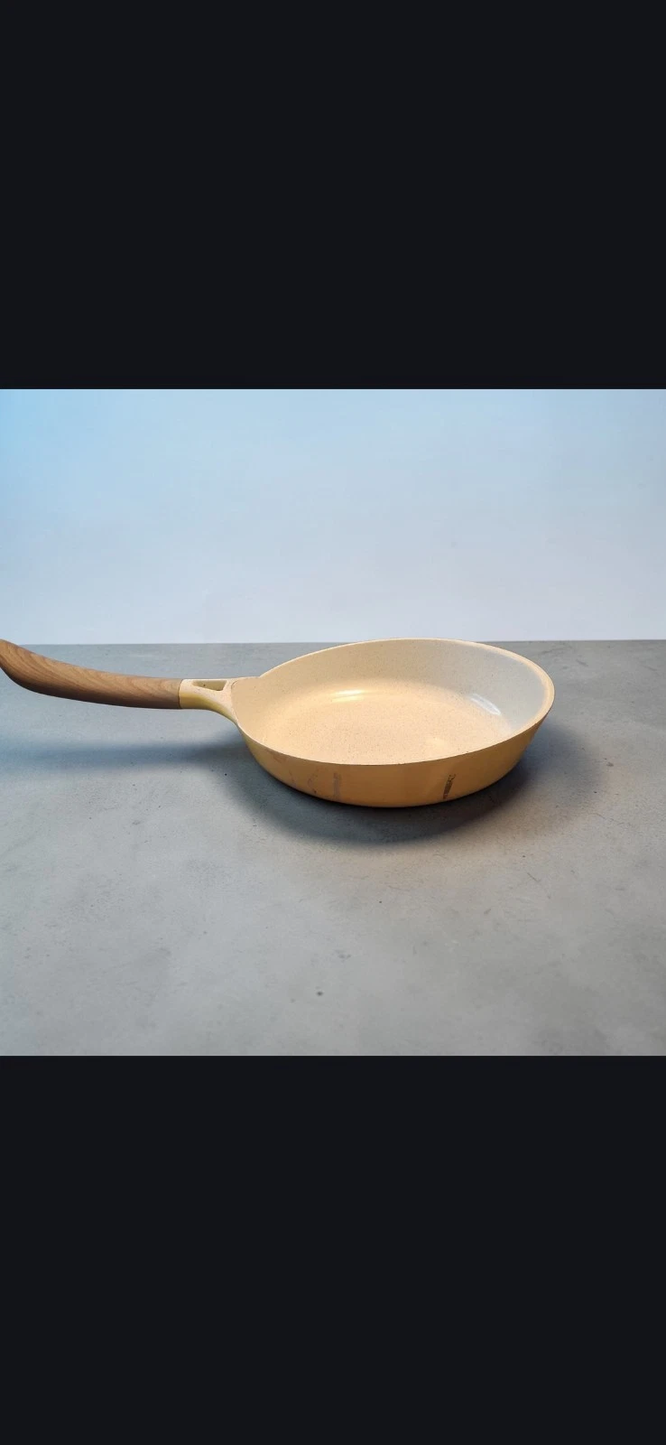 Vremi non-stick ceramic frying pan featuring a granite coating and a wood-style