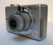 Vtg Canon PowerShot S400 4.0 Digital Elph 4.0MP Camera W/New Batteries Charger