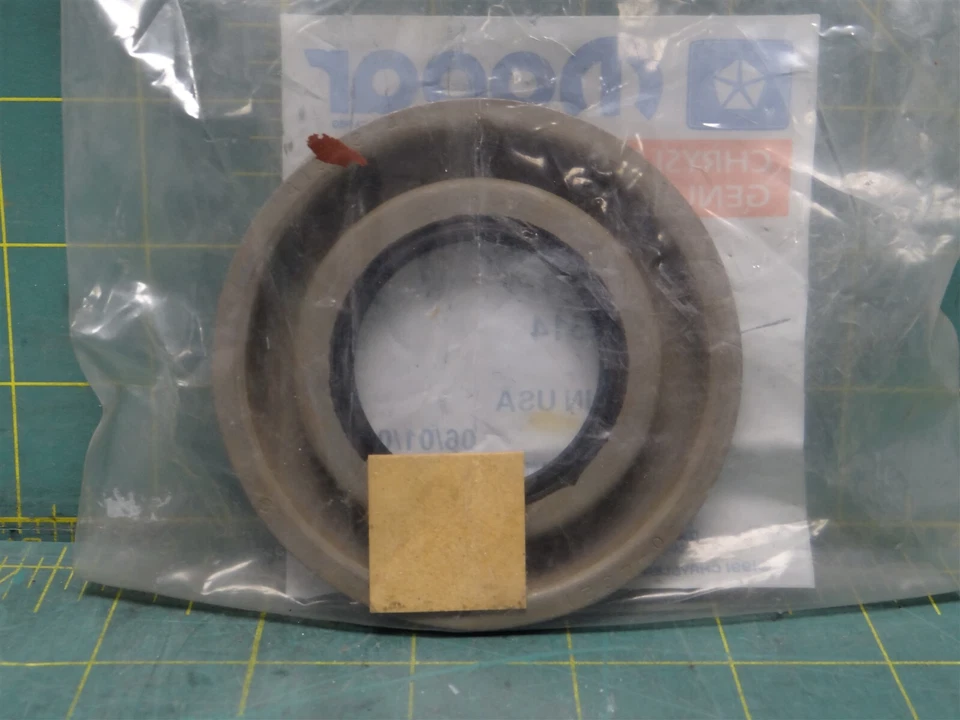 Sello de eje de transmisión Mopar 04137314 para Ram 1500, Ram 2500, Ram 3500 Foto 2 de 2