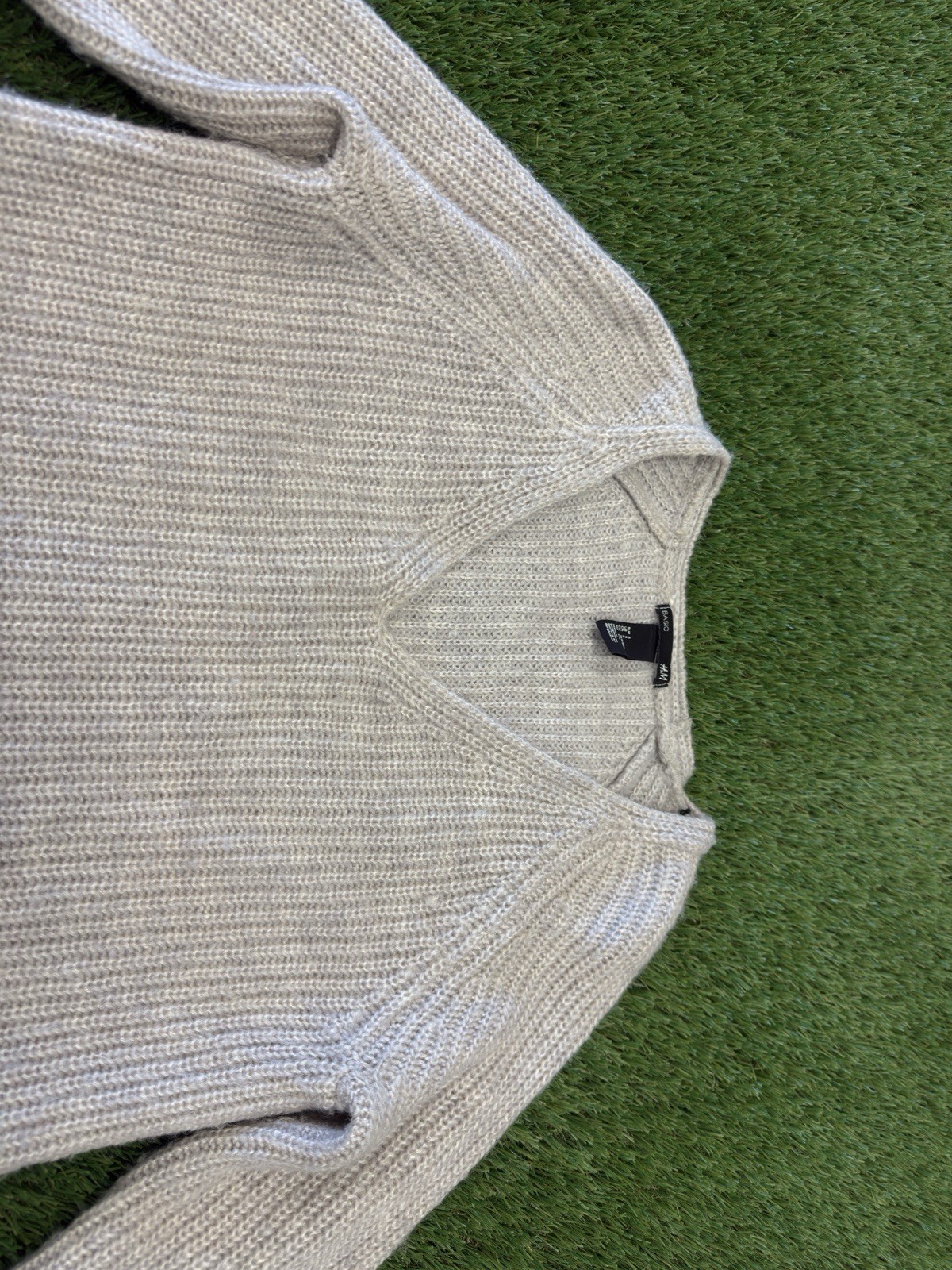 H&M Basic V-Neck Knit Sweater Womens Small Gray Long Sleeve Pullover thumbnail 3