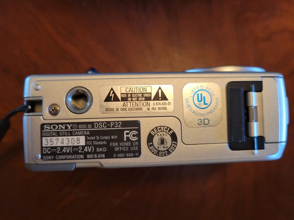 Sony DSC-P32 Cybershot Digital Camera 3.2MP Silver Complete Cables - Image 4 of 4