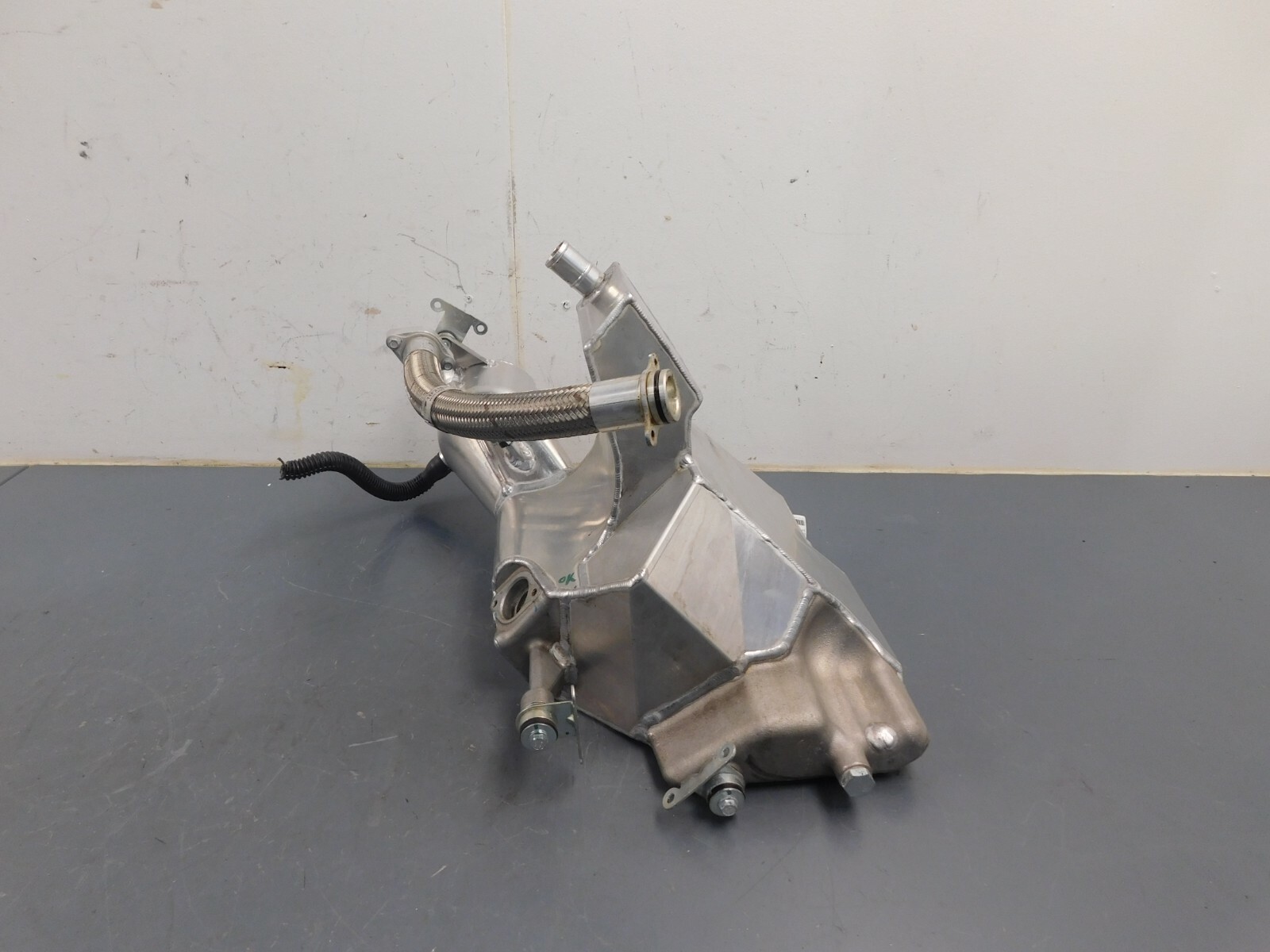 2020 19 21 McLaren 600LT 600 LT Spider Engine Oil Tank Reservoir Hoses #8009 J1