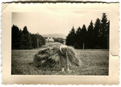 B34 ALTES FOTO JUNGE BÄUERIN MIT HEUHAUFEN / 10 X 7 CM