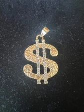 Dije simbolo de dinero con piedras blancas oro laminado 