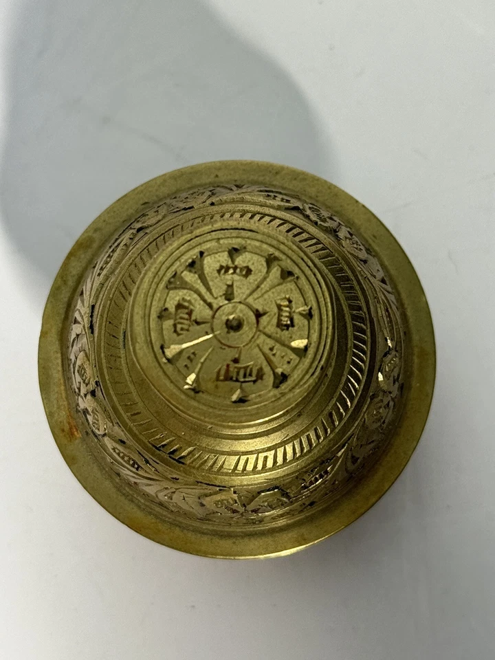 Campana de garra de templo con motivos florales/hojas de latón grabado hindú indio alrededor de 1920 Foto 3 de 4