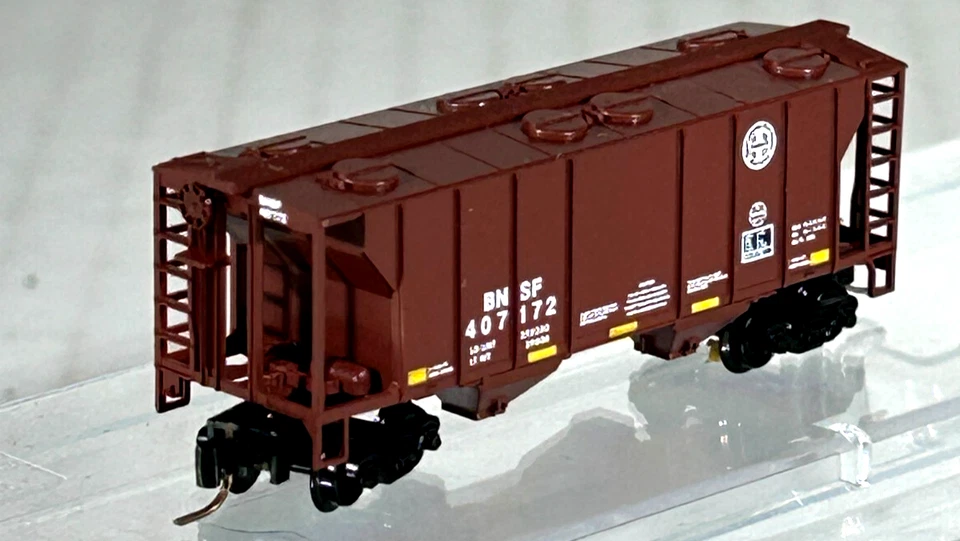 MICRO-TRAINS Z SC 2-BAY COVERED HOPPER CAR BNSF 53100261 - Image 3 of 3