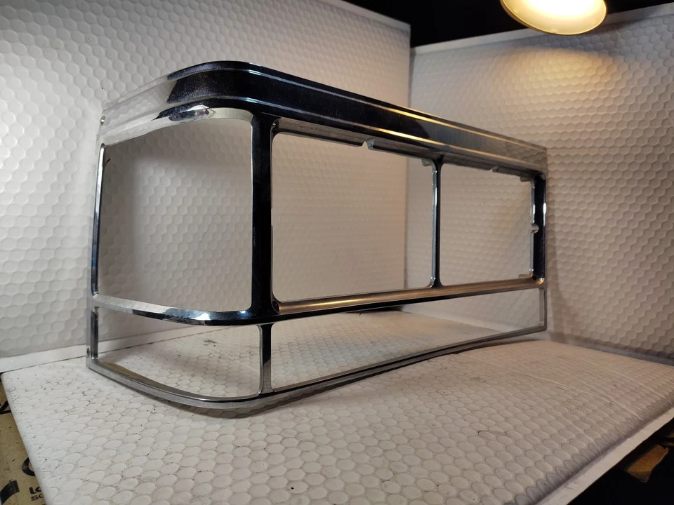 Bisel de faros de pasajero Cadillac Brougham 1989 1628787 Foto 3 de 4