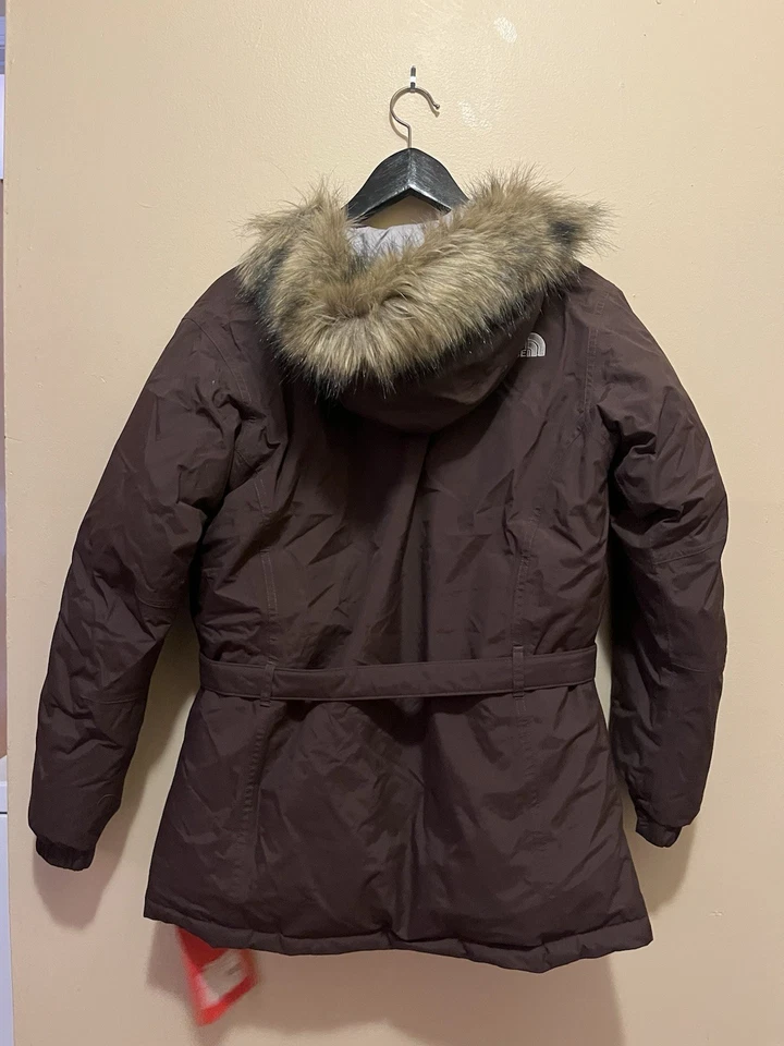 Chaqueta de plumón North Face XL para niña nueva con etiquetas capucha de piel marrón Foto 4 de 4