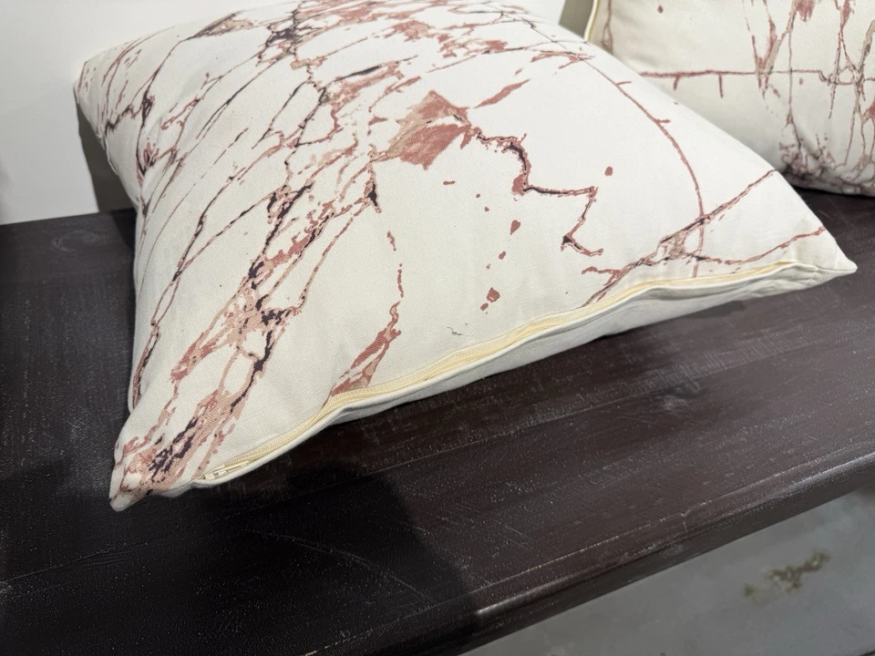 Juego de almohadas de diseño Ashley Furniture Mikiesha de (4) 20”x20” rosa/blanco ¡Nuevo! Foto 3 de 4