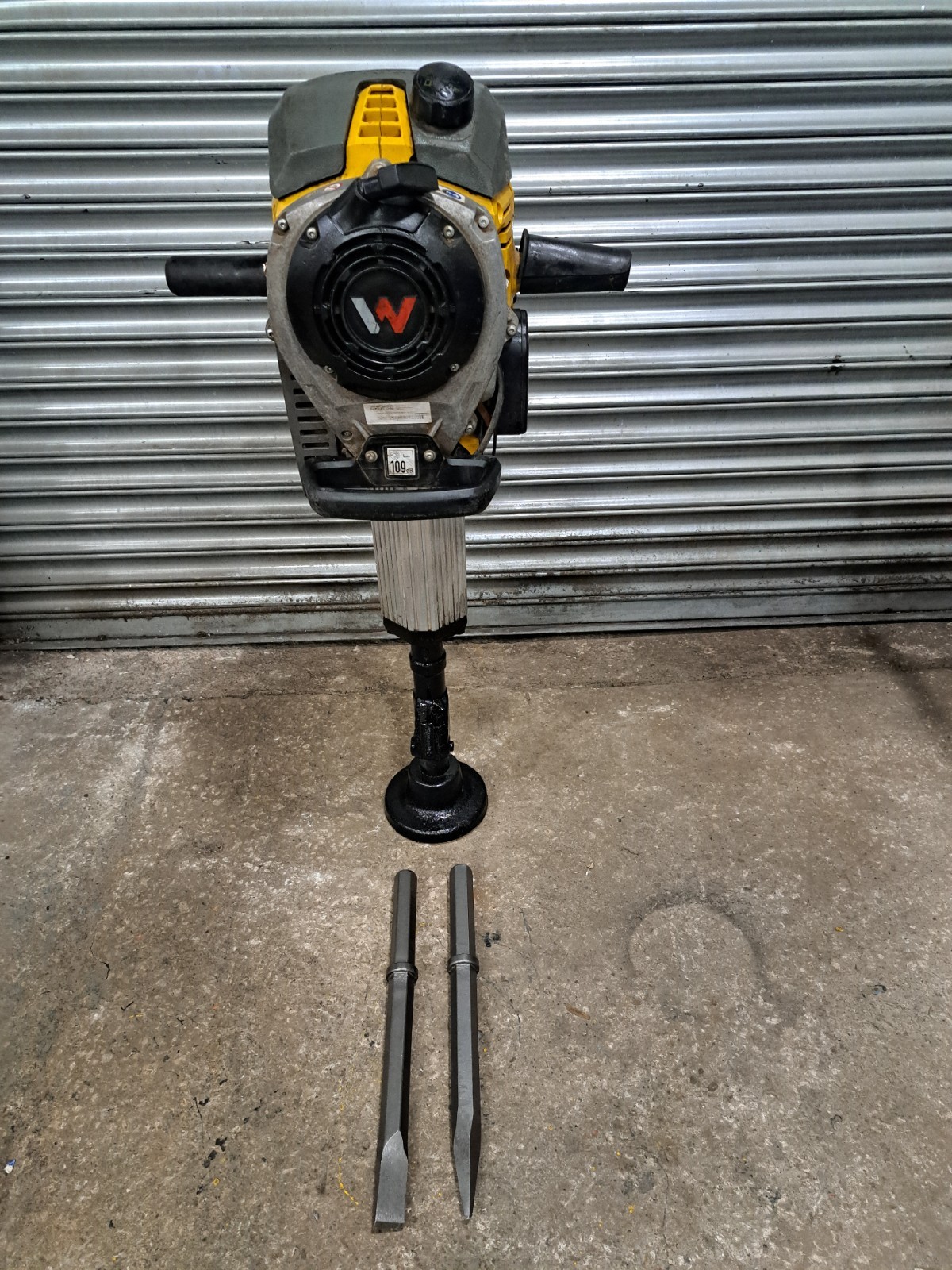 WACKER NEUSON BH55 2 STROKE PETROL BREAKER (c/w x2 New Chisels To Fit)