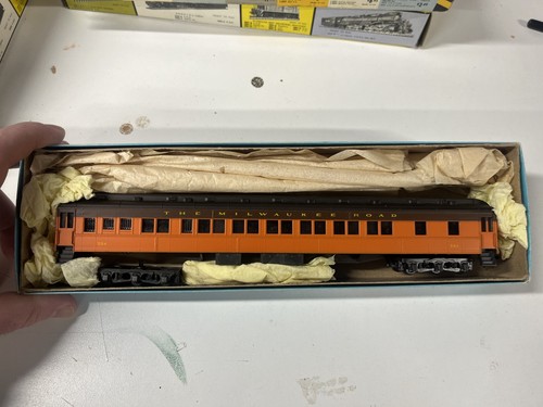 Nine AHM Rivarossi Heavyweight Passenger Cars - Milwaukee Road MILW - Picture 11 of 14