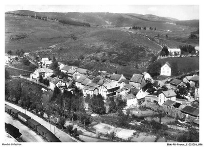 BBMP8-0788-48 - LA BASTIDE - Mit dem Flugzeug darüber - Gesamtansicht