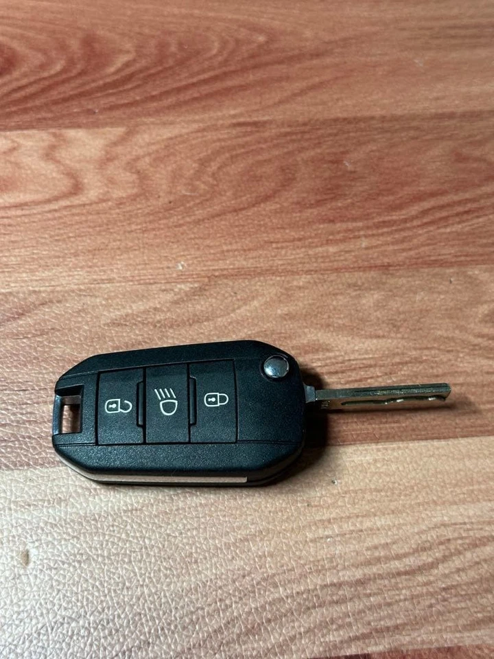 Peugeot Genuine Smart Key Car Key Fob, Used, Free Shipping pp1 Foto 4 de 4