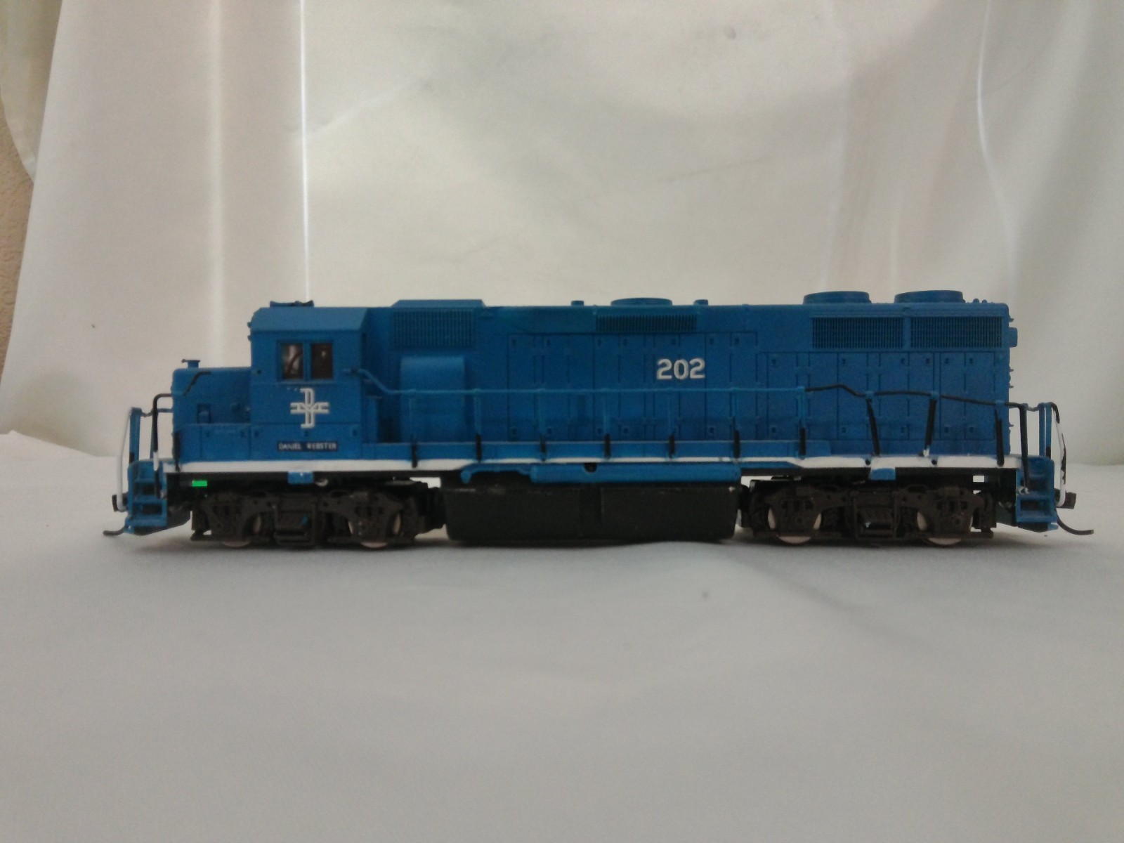 Atlas HO Scale EMD GP38-2 Diesel Locomotive DC Boston and Maine #202