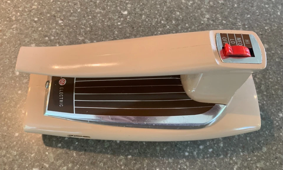Vintage 1960's General Electric Atomic 3 Speed Brown Electric Hand Mixer - Works - Image 4 of 4