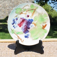 Ancienne assiette en barbotine St Clément 21 cm modèle Les Fruits / Raisin