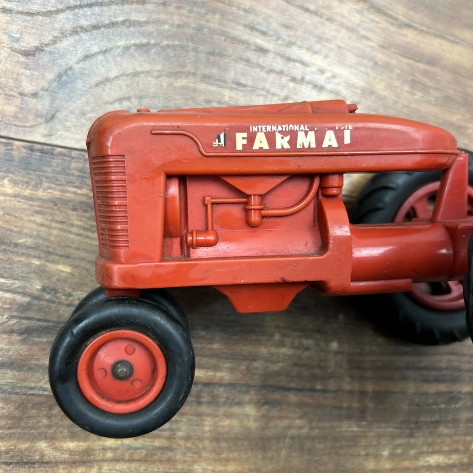 Tractor de colección International Harvester IH Farmall 1/16 juguete granja de plástico ** Foto 2 de 4