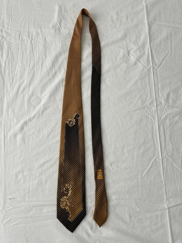 Corbata de seda Versace - Rayas barrocas negras y doradas, hecha en Italia Foto 3 de 4