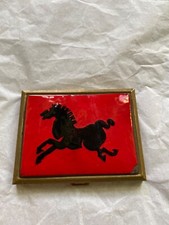 ANTIGUO SOPORTE PARA CIGARRILLOS DE LATÓN CABALLO SEMENTAL NEGRO ESMALTE ROJO Y NEGRO