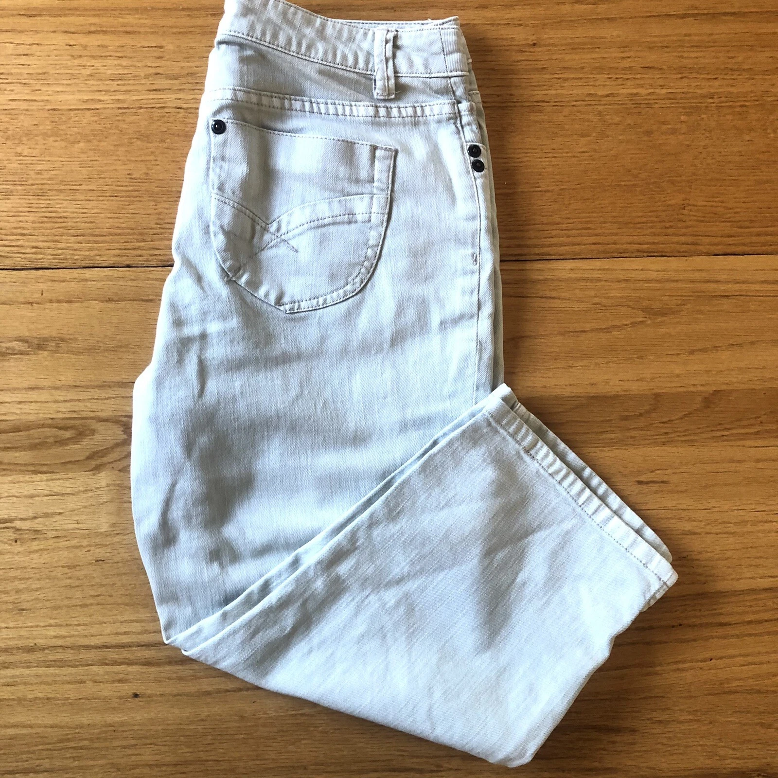 Chicos Platinum Denim beige capri pants size 0