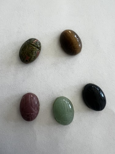 GEMSTONES: Five Hand Carved Scarabs -10mm X 14mm each. - Imagen 2 de 4