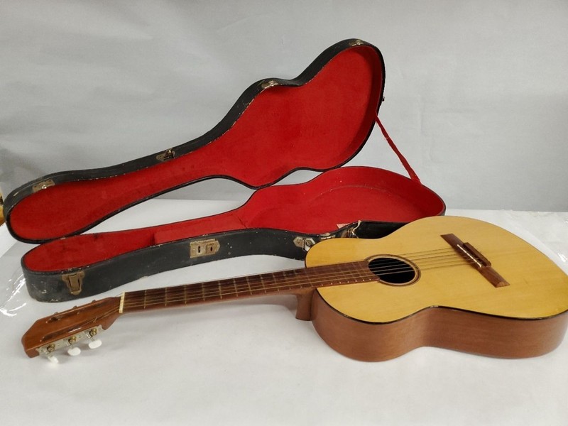 La Valenciana Acoustic Guitar W/ Case
