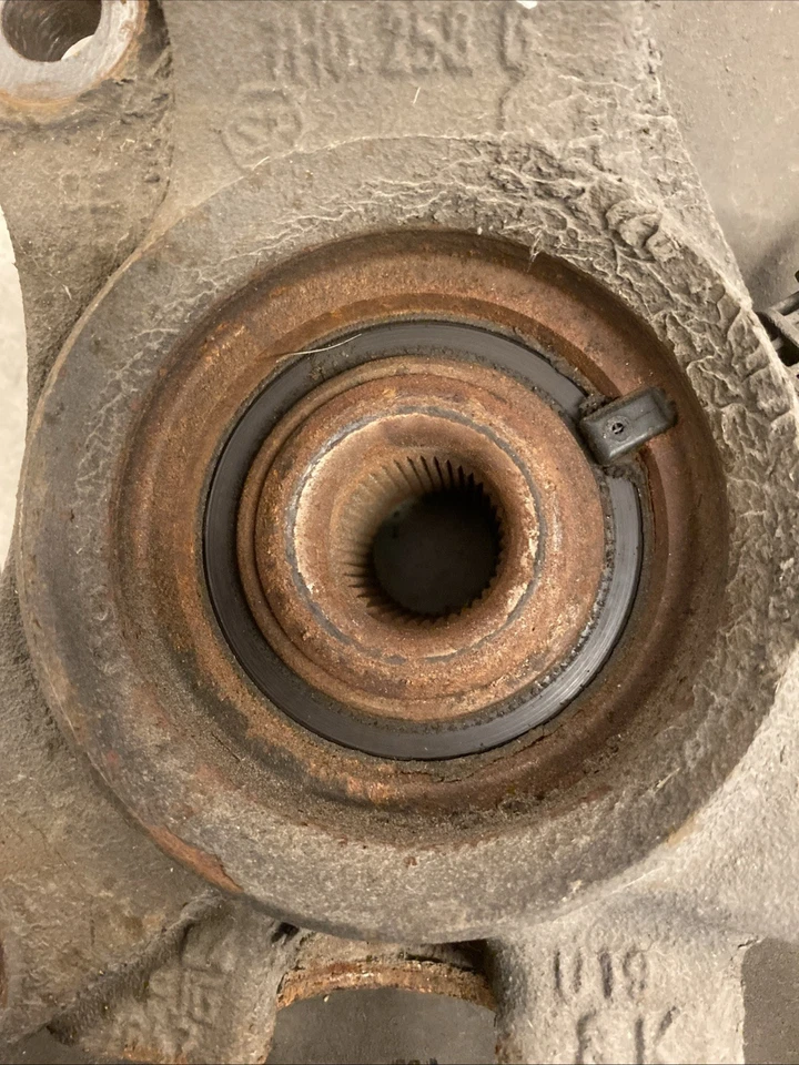 VW TRANSPORTER T6.1 2.0 DIESEL FRONT Right Drivers Side HUB 7E0615312B - Image 4 of 4