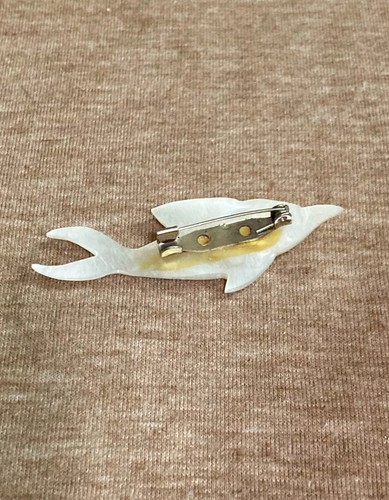 Dolphin Pin White Mother Of Pearl C90-12 - Picture 2 of 2