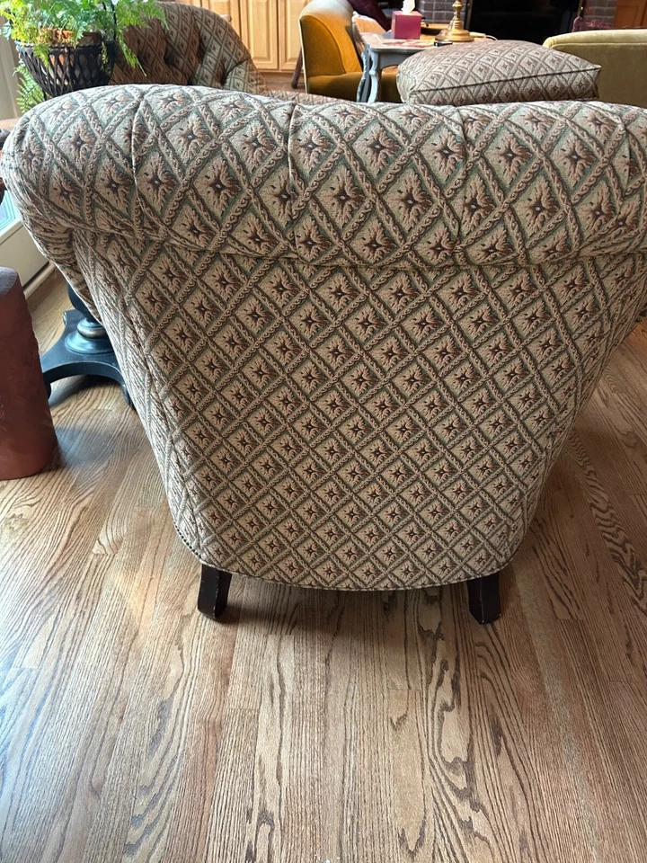 Par de sillas tapizadas y otomana Hancock and Moore - Beige/Marrón/Verde Foto 4 de 4