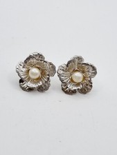Beautiful Vintage Gol Flower Stud Earrings with Faux Pearl. F128.