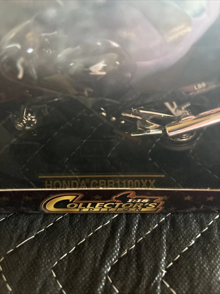 Road Signature 1:18 Scale Die-Cast Honda CBR1100XX Black Motorcycle - Image 2 of 4