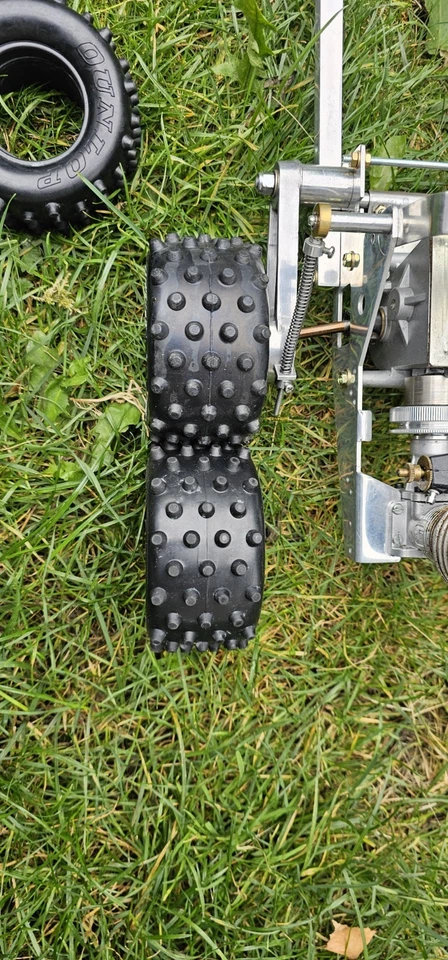 Reifen für die Graupner/Kyosho 1:8 Fairlady, Rowdy Baja Off-Road uvm. - Bild 3 von 4