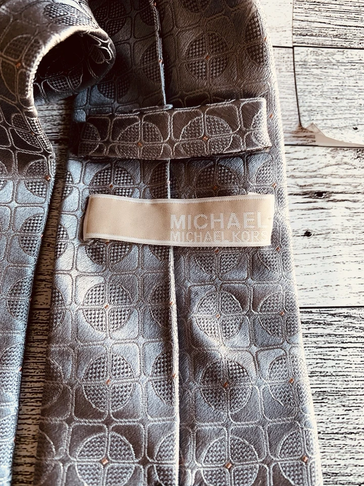 Corbata de diseñador Michael Kors plateada brillante para hombre 100 % seda geométrica ¡Envío RÁPIDO! Foto 4 de 4