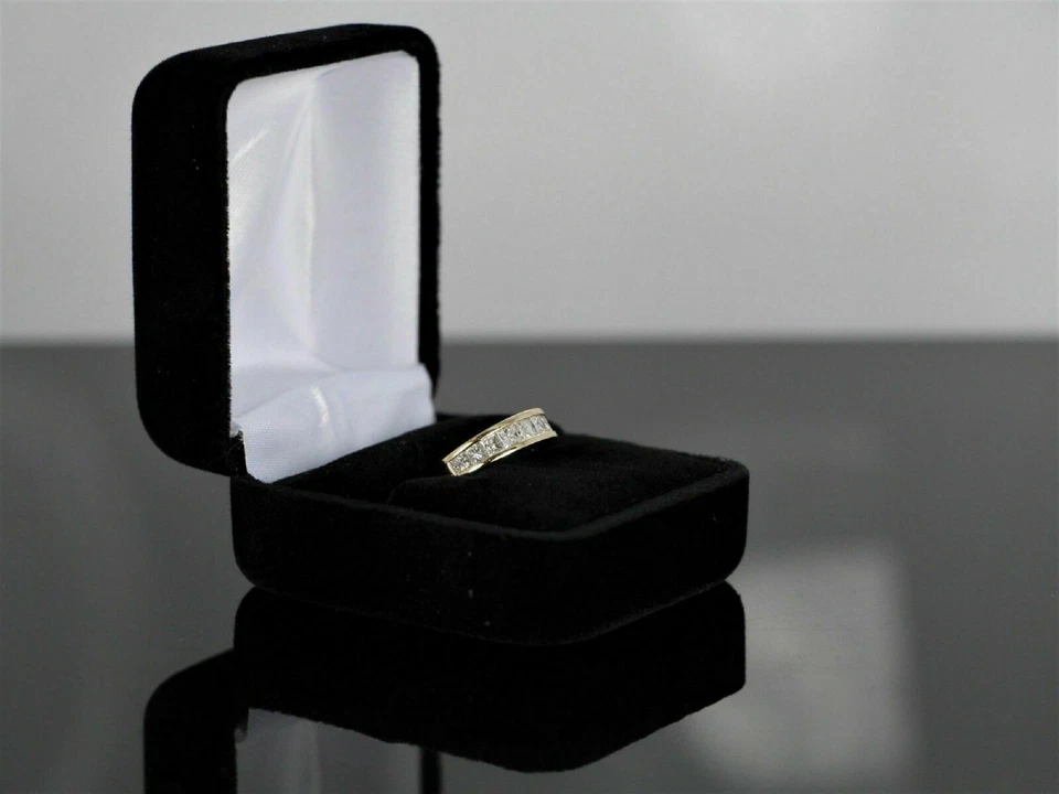 Anillo de oro amarillo sólido de 14K banda de canal corte princesa moissanita de 1,55 quilates Foto 4 de 4