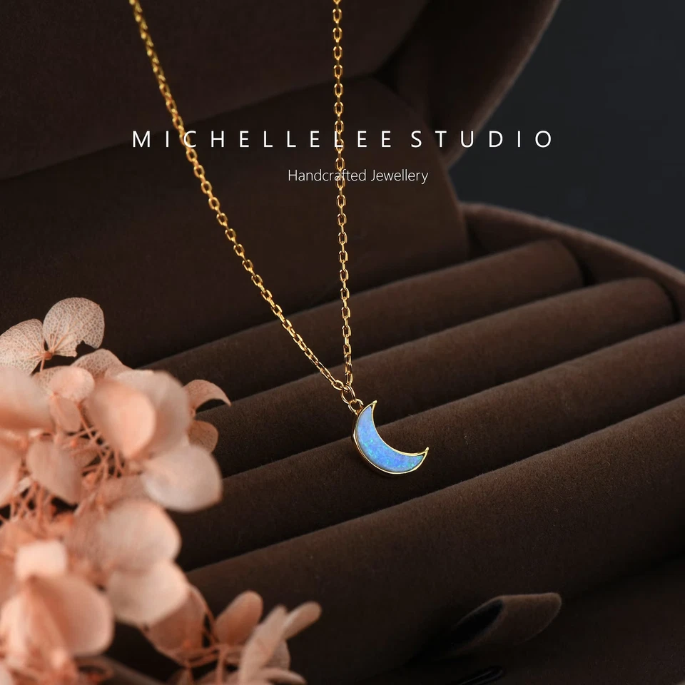 White Opal Moon Pendant Necklace in Sterling Silver, Tiny Crescent Moon Necklace — 第 2/4 张图片