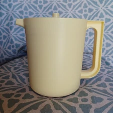 Tupperware, 1.5qt Heritage Pitcher Button Seal Lid Vintage Yellow 