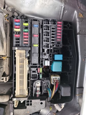TOYOTA AURIS  2007-2012 1598 FUSE BOX (IN ENGINE BAY)