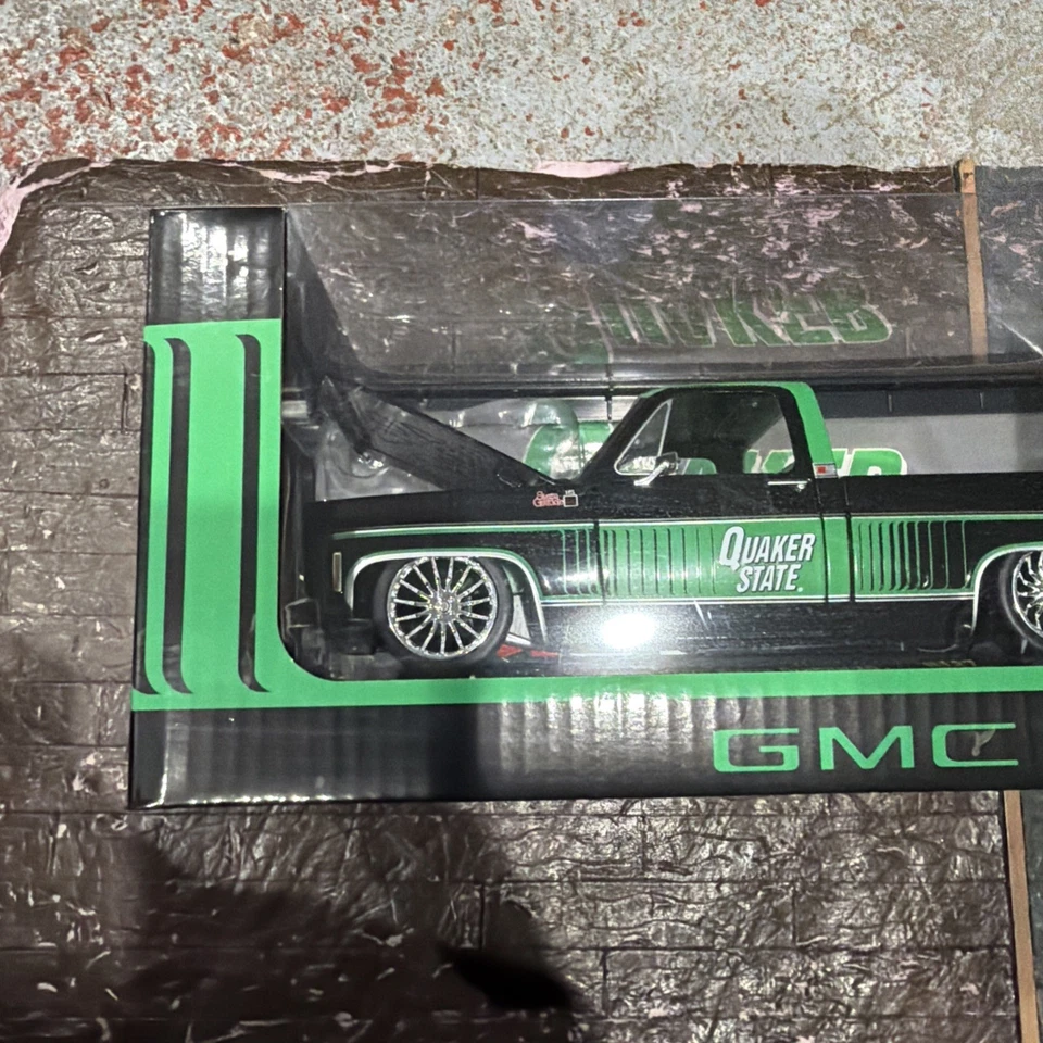 M2 Machines 1:24 1976 GMC Sierra Grande 15 Quaker State Green - Image 2 of 4