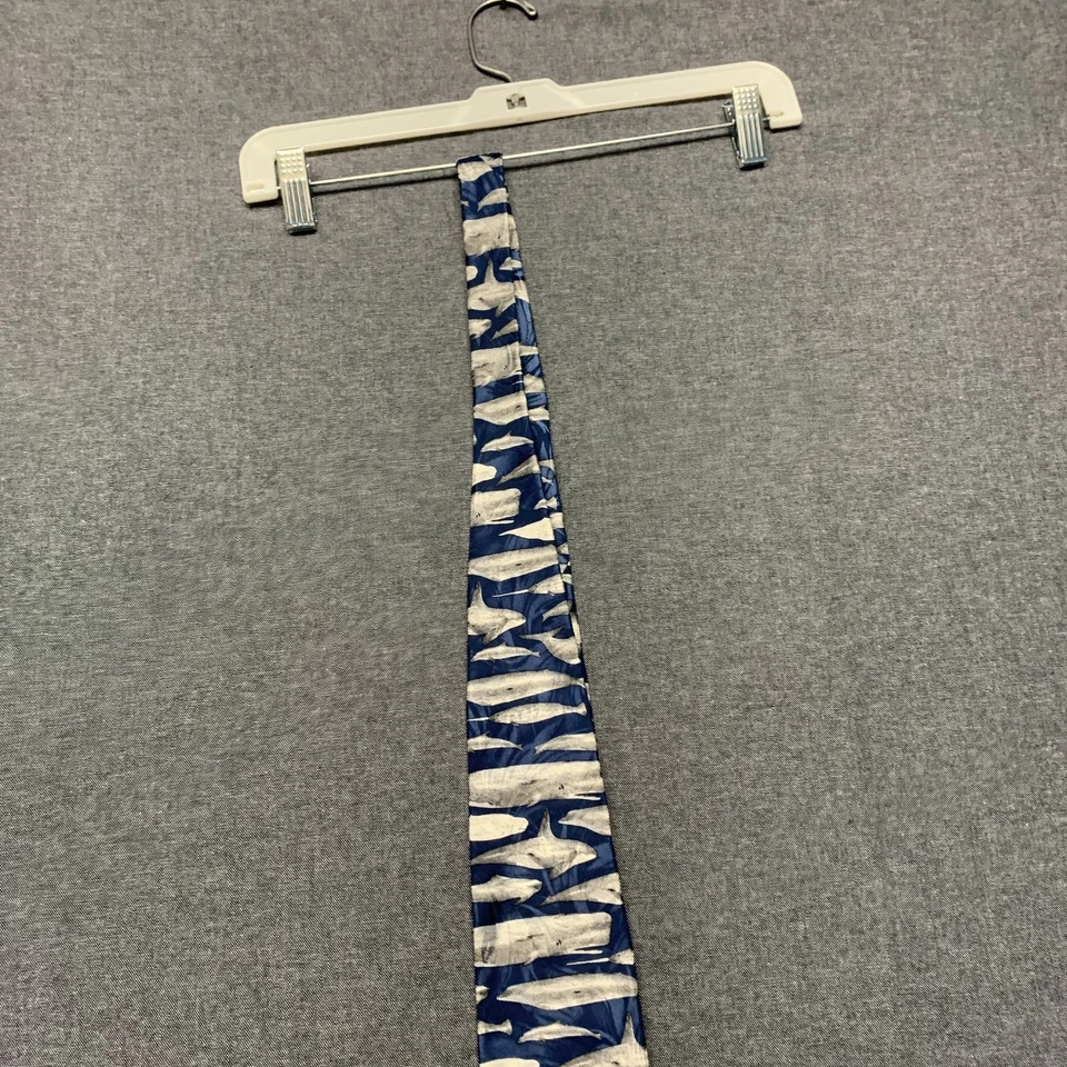 Corbata de seda de especies en peligro de extinción para hombre con patrón de ballena hecha en EE. UU. Estampado de animales del océano Foto 2 de 4