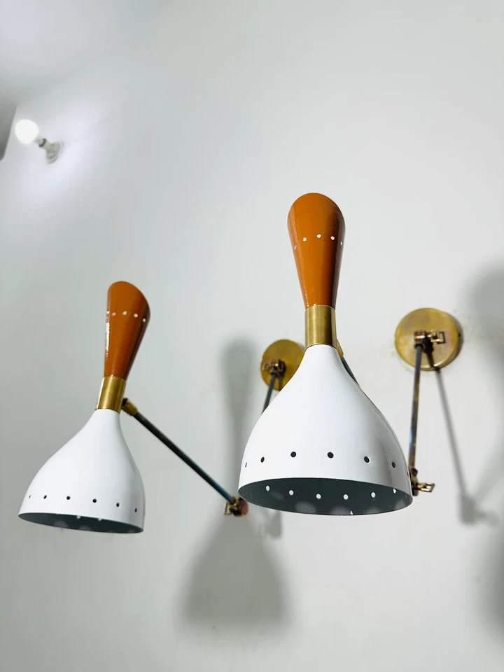 Aplique de pared de latón mediados de siglo italiano Stilnovo cono par lámpara de lectura Halloween Foto 2 de 4
